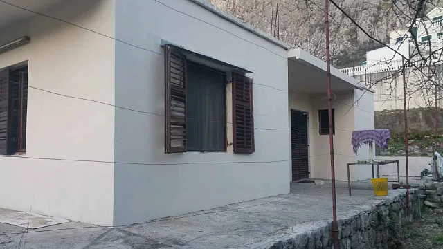 Zum Verkauf steht ein Haus mit großem Grundstück in Dobrota, — photo 7